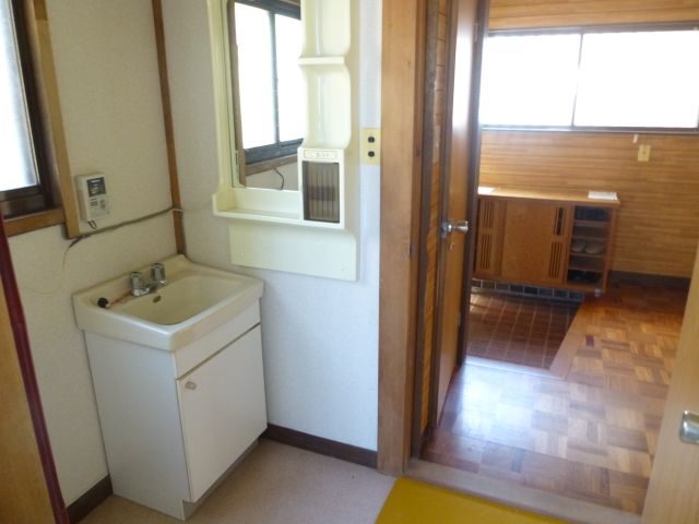 Washroom. ◇ happy independent wash basin in family ◇