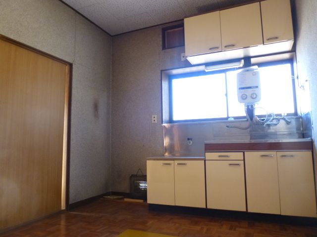 Living and room. ◇ good day in the window of the large kitchen ◇