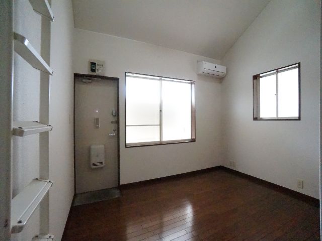Living and room. Flooring, Air-conditioned