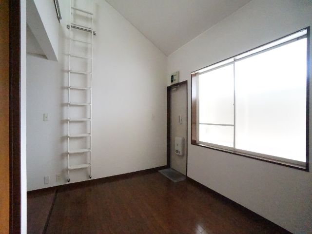 Living and room. Flooring, Air-conditioned