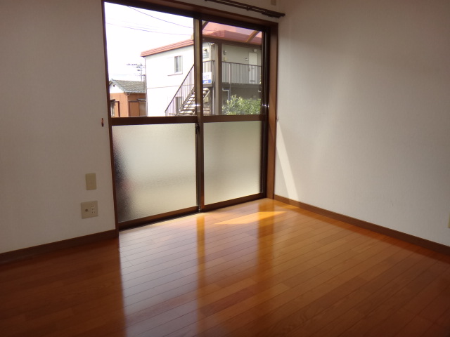 Living and room. Western-style 4.5 Pledge