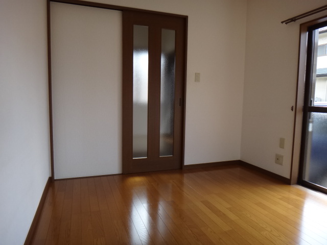 Living and room. Western-style 4.5 Pledge