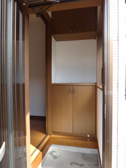 Entrance. With shoe box