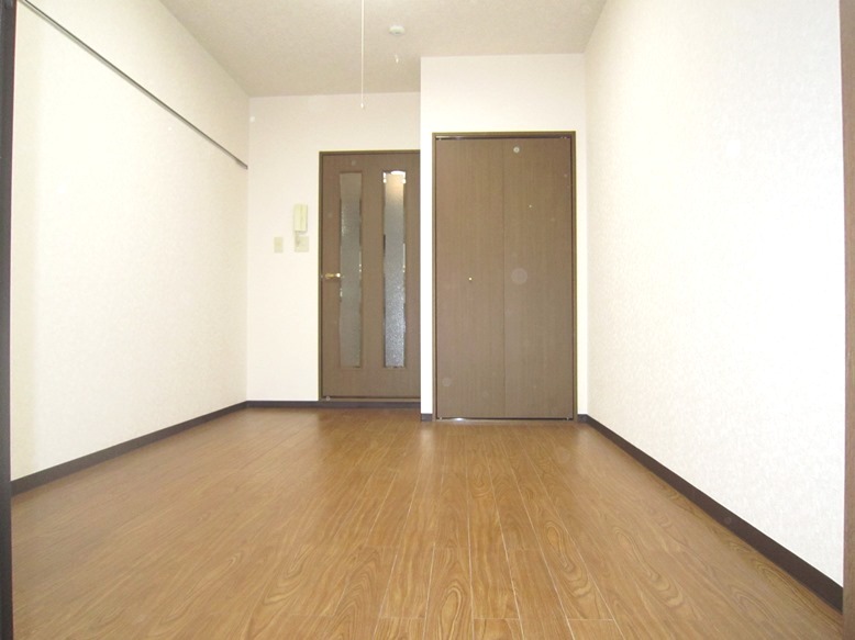 Living and room. Western-style 6.5 Pledge