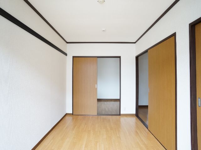 Living and room. Room 5.6 Pledge