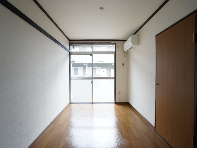 Living and room. 6 Pledge Western-style, Air-conditioned