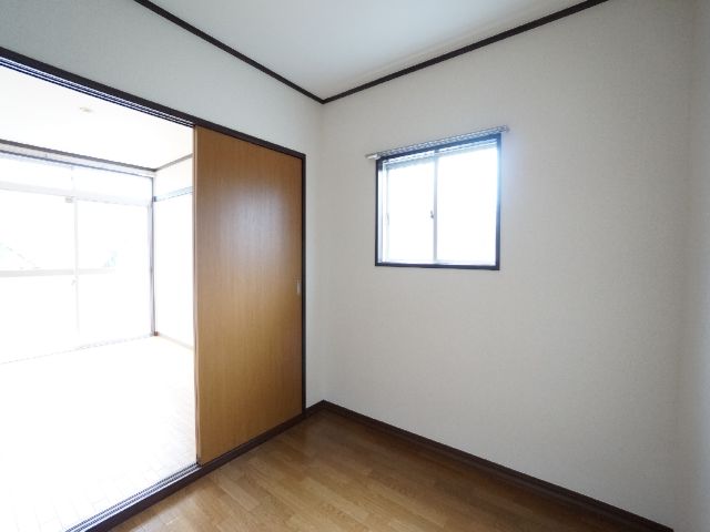 Living and room. 3.3 Pledge room