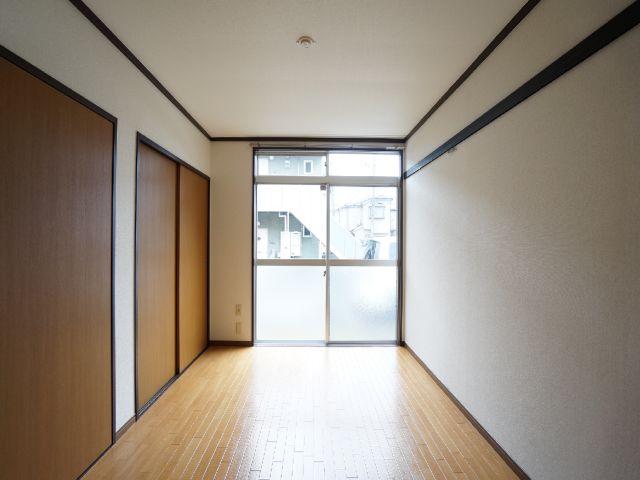 Living and room. 5.6 Pledge room