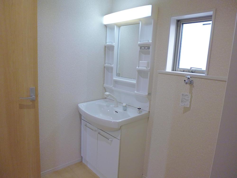 Wash basin, toilet. Building 2