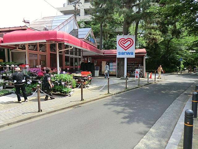 Supermarket. 810m to Super Sanwa Higashirinkan Nishiguchi shop