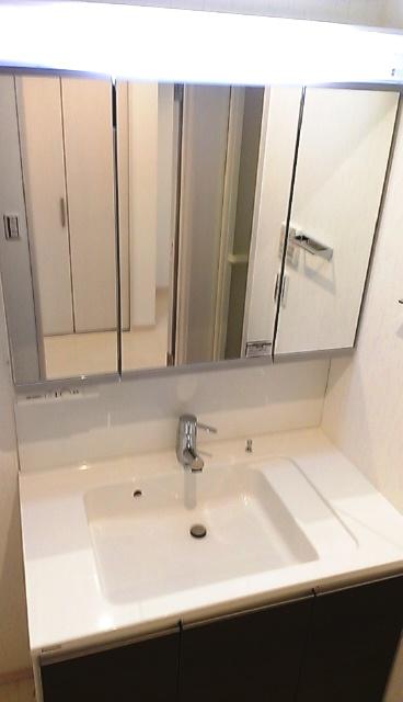 Wash basin, toilet. Indoor (12 May 2013) Shooting (2) Building