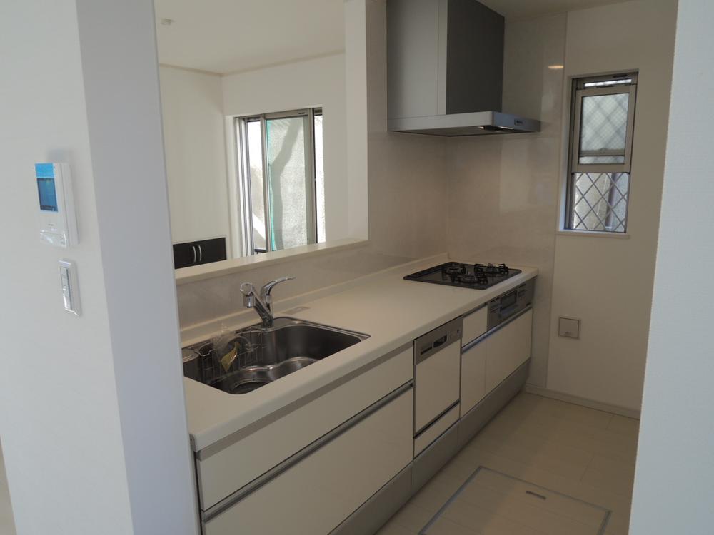 Kitchen. Indoor (10 May 2013) Shooting Easy-to-use face-to-face kitchen with a dishwasher and overlooks the living room