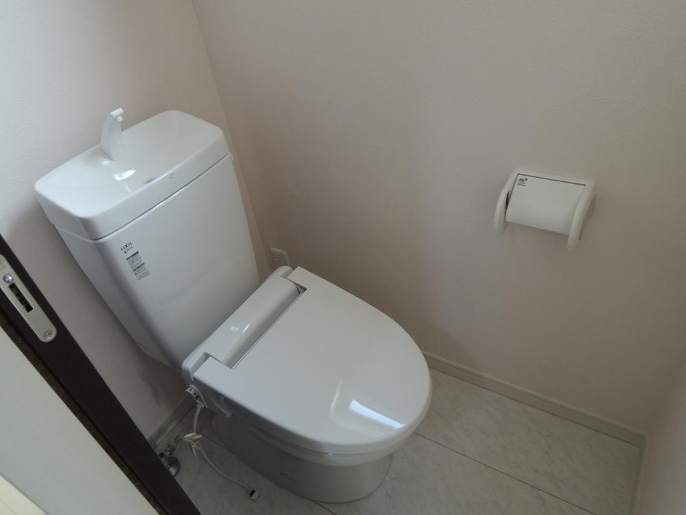 Toilet. Indoor (10 May 2013) Shooting