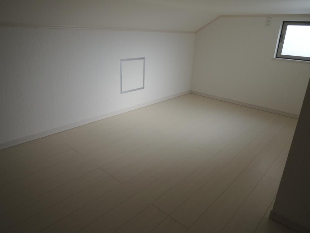 Receipt. Indoor (10 May 2013) Shooting Attic storage is up the stairs (ceiling height 140cm)