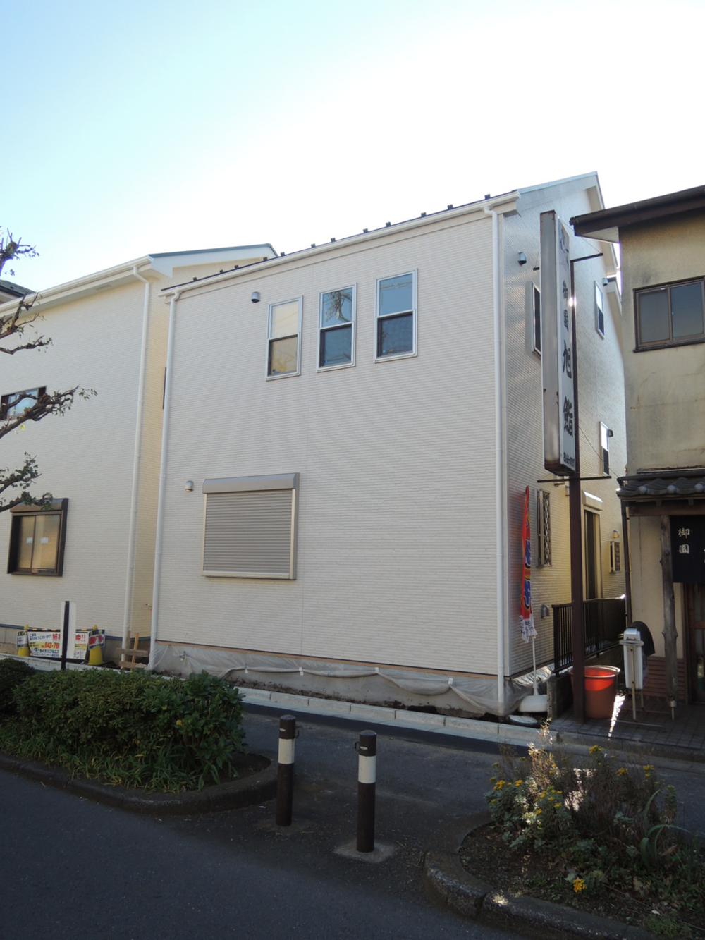 Local photos, including front road. Local (11 May 2013) Shooting Northeast side for the road, There is a sense of openness.