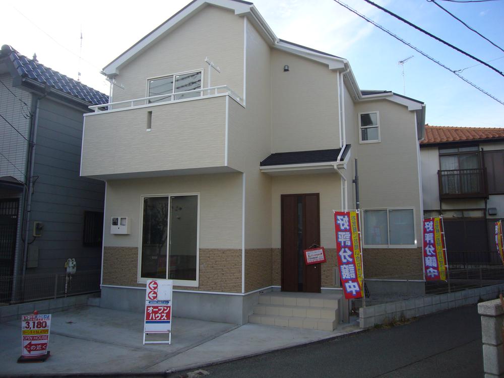 Local appearance photo. Local (12 May 2013) Shooting