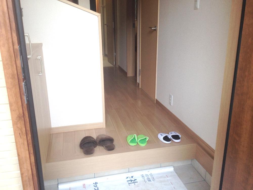 Entrance. 1 Building