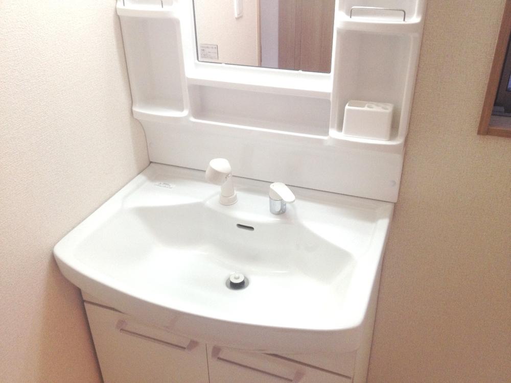 Wash basin, toilet. 1 Building