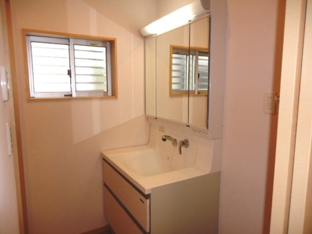 Wash basin, toilet. Three sides with mirrors Storage is full slide