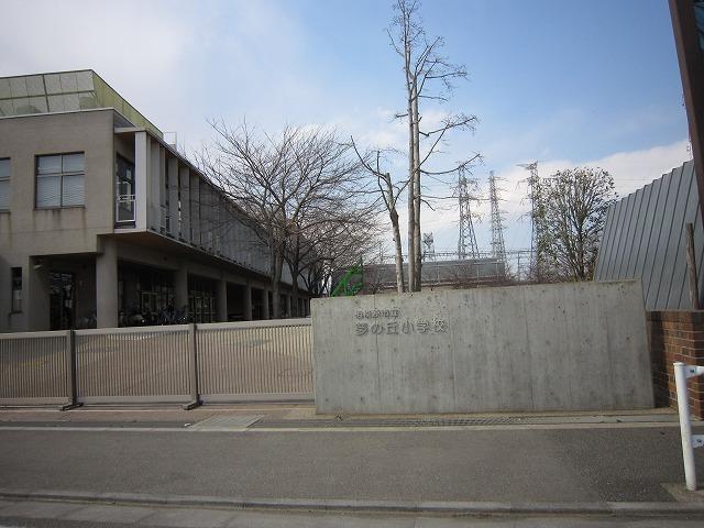 Primary school. 1530m until the dream of the hill elementary school