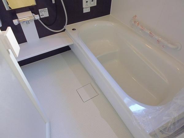 Bathroom. It is a bathroom of 1 Building.