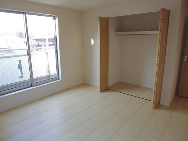 Non-living room. 2 Building on the second floor of the room.