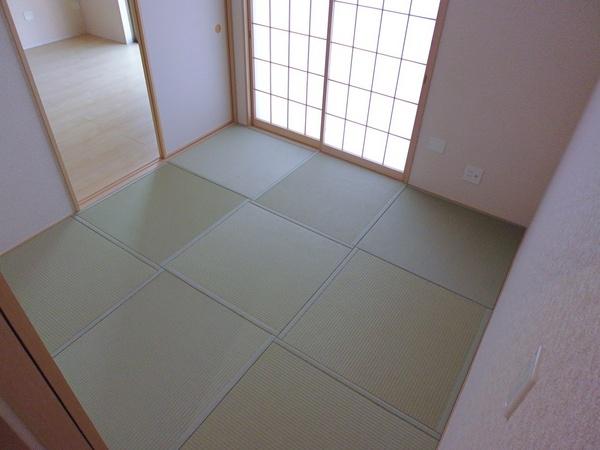 Non-living room. Building 2 is a Japanese-style room.