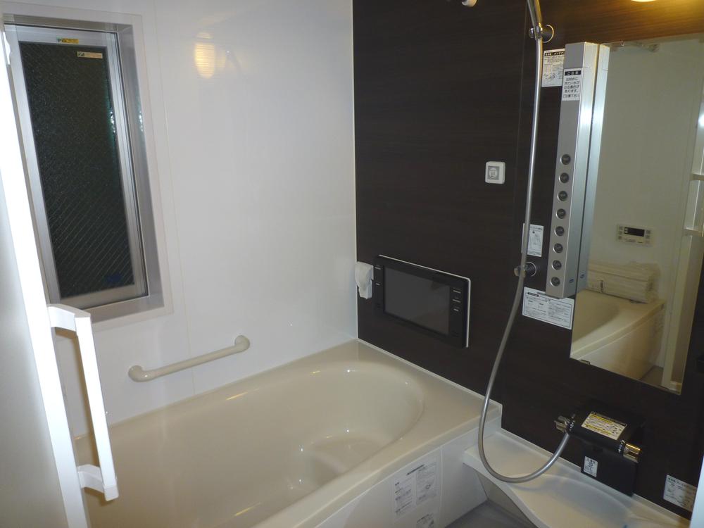 Bathroom. Bathroom 16 inches TV ・ Mist shower ・ Heating function with dryer