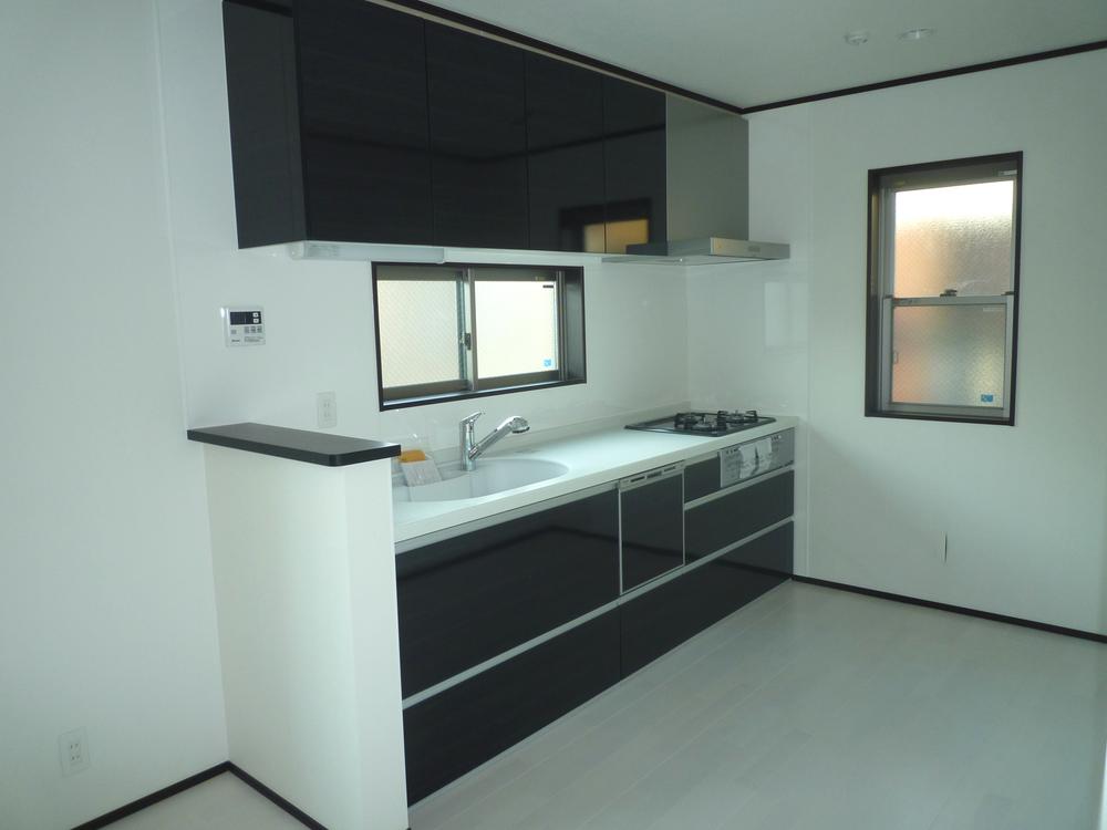 Kitchen. Dishwasher ・ With all-in-one water purification plug Floor slide storage