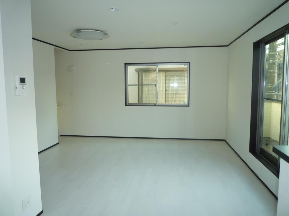 Living. Spacious LDK about 15 Pledge ・ Down Light 4-lamp dimming function will produce a stylish night.