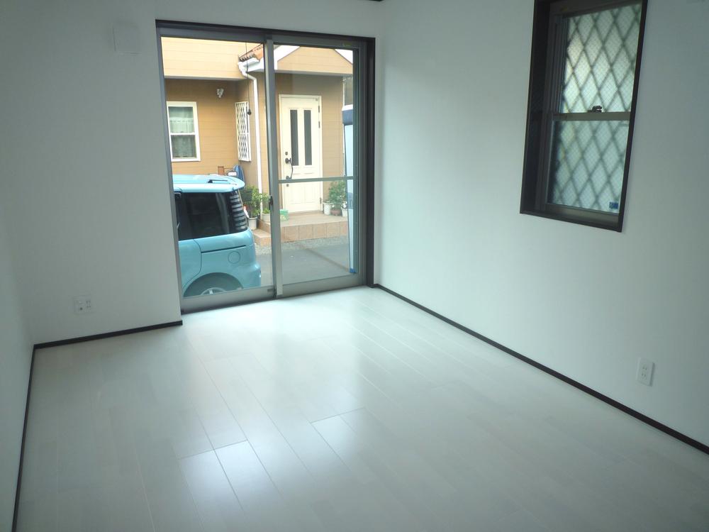 Other introspection. First floor Western-style spacious 7 Pledge and closet with depth is ideal for master bedroom.