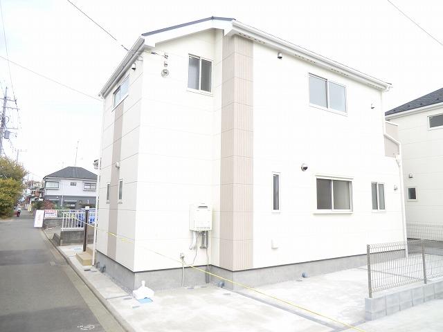 Local photos, including front road. Building 2