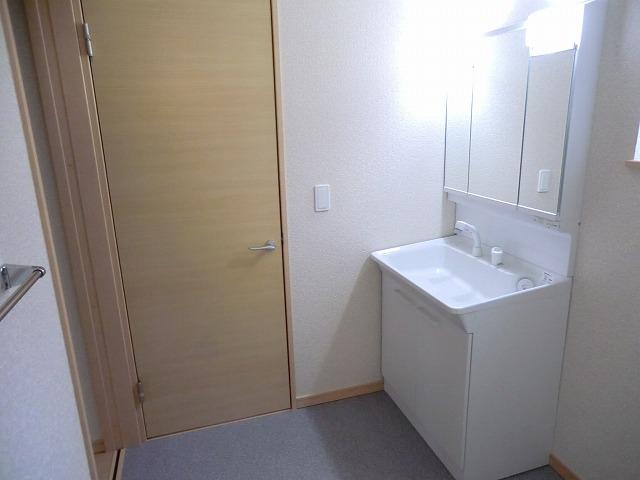 Wash basin, toilet. 1 Building