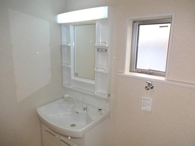 Wash basin, toilet. Building 2 bathroom