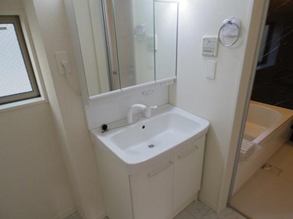 Wash basin, toilet. Indoor (12 May 2013) Shooting