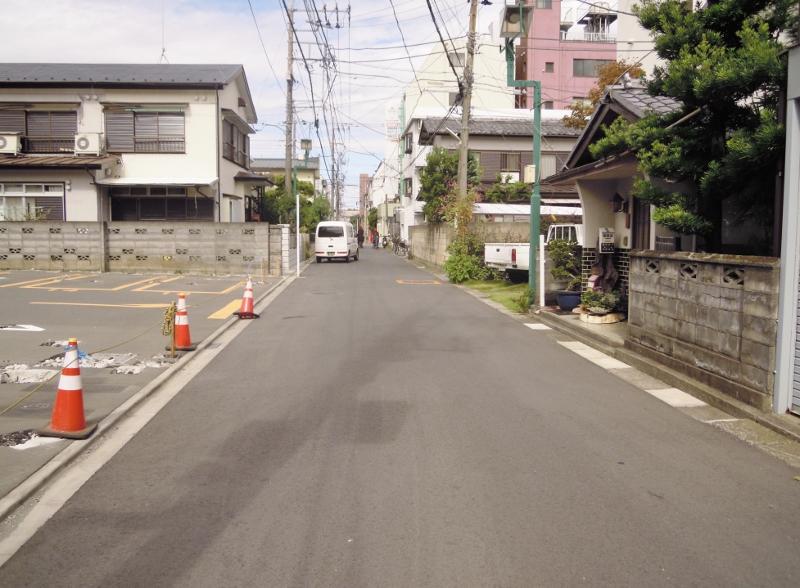 Local photos, including front road. Front road 5.0m public roads