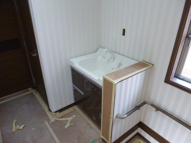 Wash basin, toilet. Wash basin also on the second floor