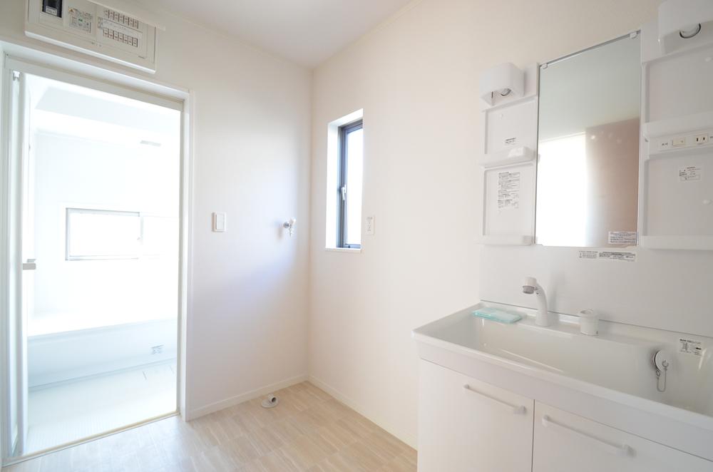 Wash basin, toilet. Clean water around the new looks comfortable ☆