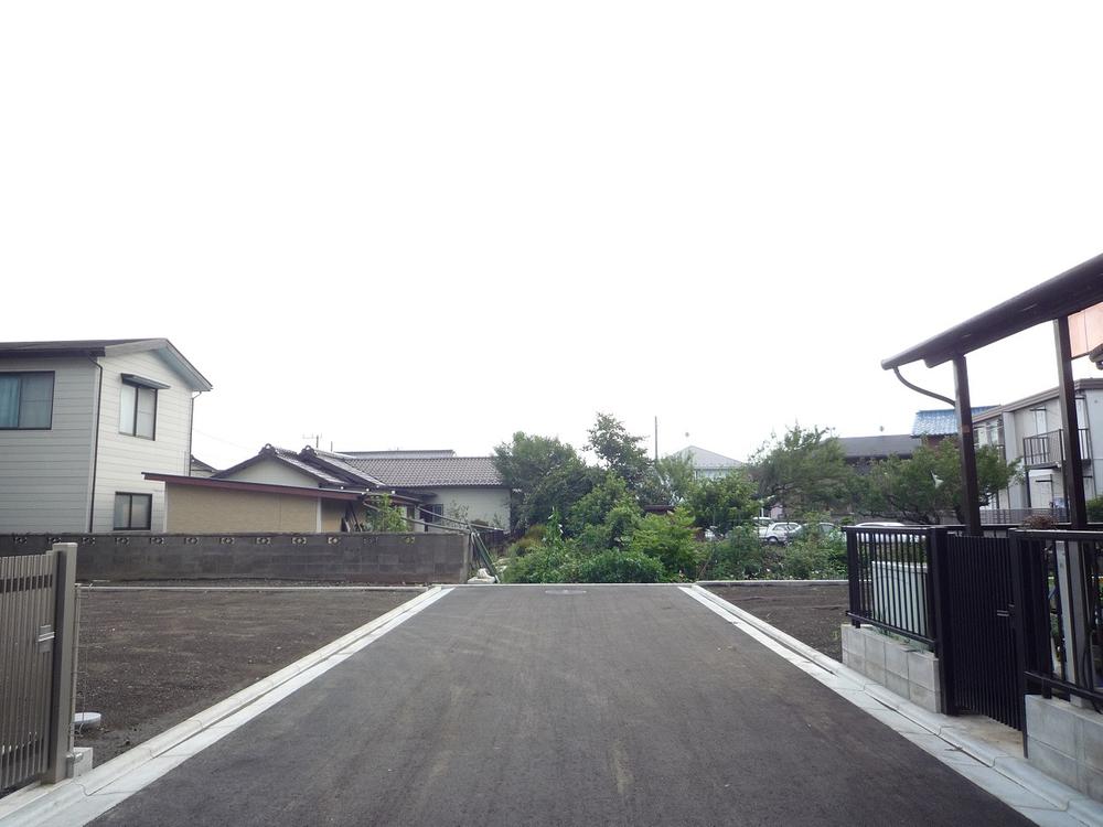 Local photos, including front road. Since it is a dead end, It is safe to jump out children on the road