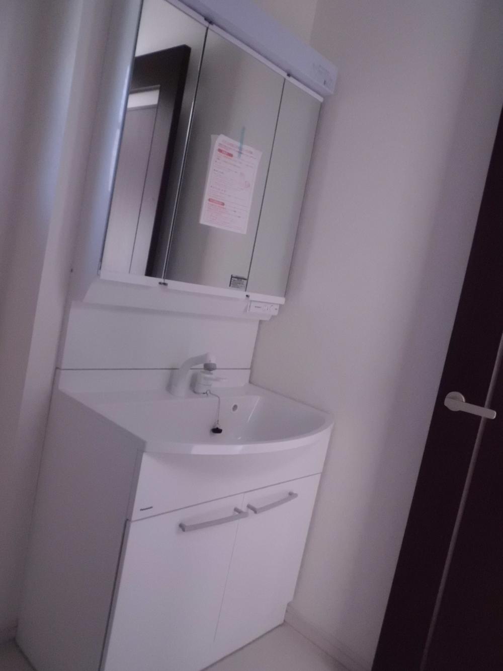 Wash basin, toilet. Shampoo is vanity