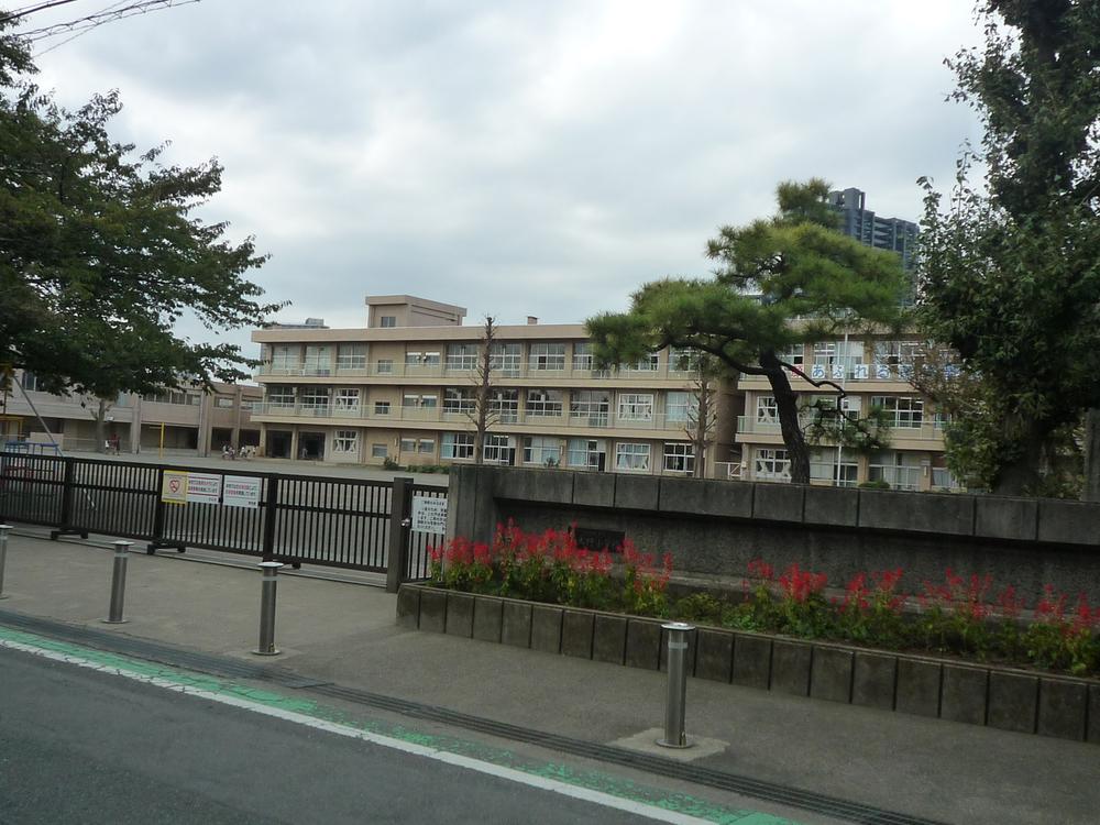 Primary school. Minamiono because it is located in a 3-minute walk from the 280m field to elementary school, School children is also safe.