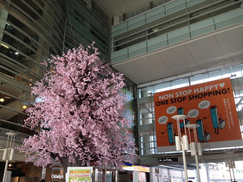 Shopping centre.  [Sagamiono Station Square] A 10-minute walk from the 780m field to. In Sagamiono Station direct connection, Convenient to shopping your way home from work. Uniqlo ・ Bic Camera, etc., Many shops of the familiar.
