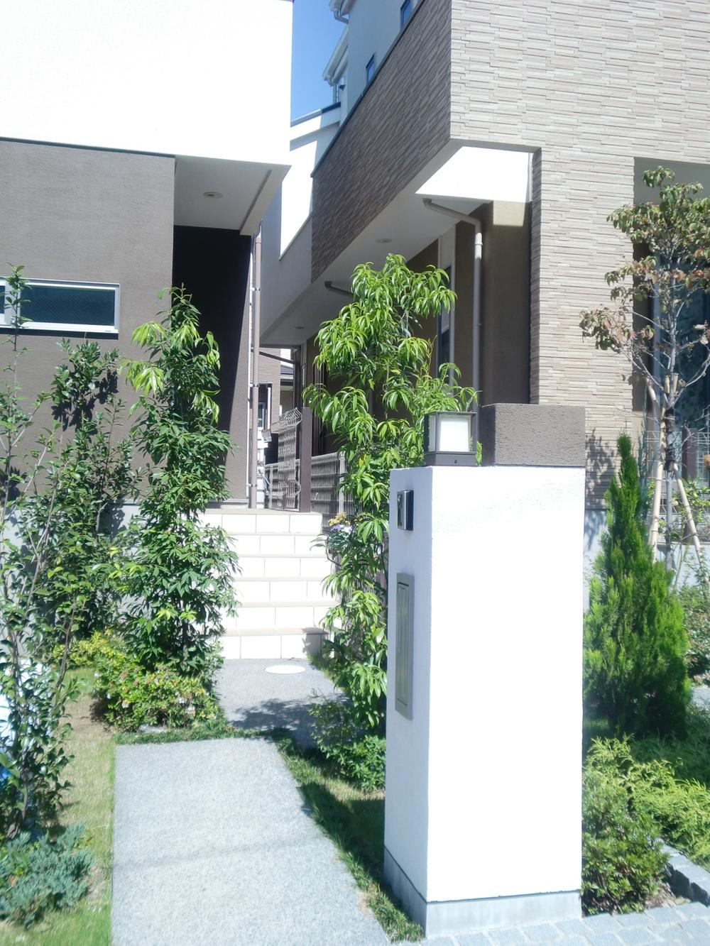 Other. Entrance approach of 1 Building (2013 September shooting) Surrounded by lush planting approach. Gatepost is a simple, modern design. (2013 September shooting)