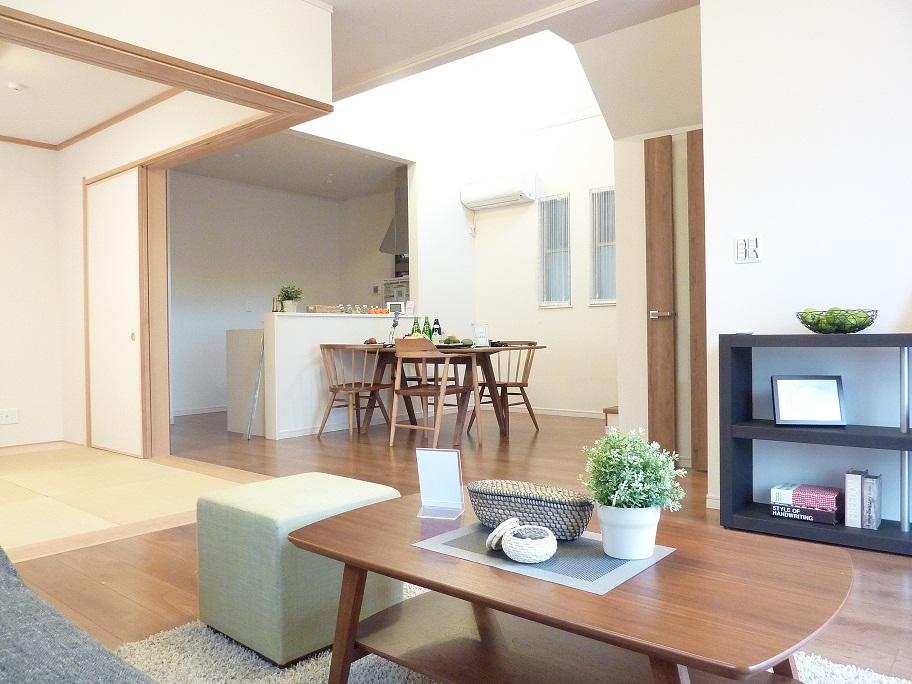 Living. 1 Building LDK + Japanese-style room (2013 September shooting) Ceiling height of about 2.6m and dining top is open enough feeling in the stairwell adopted.
