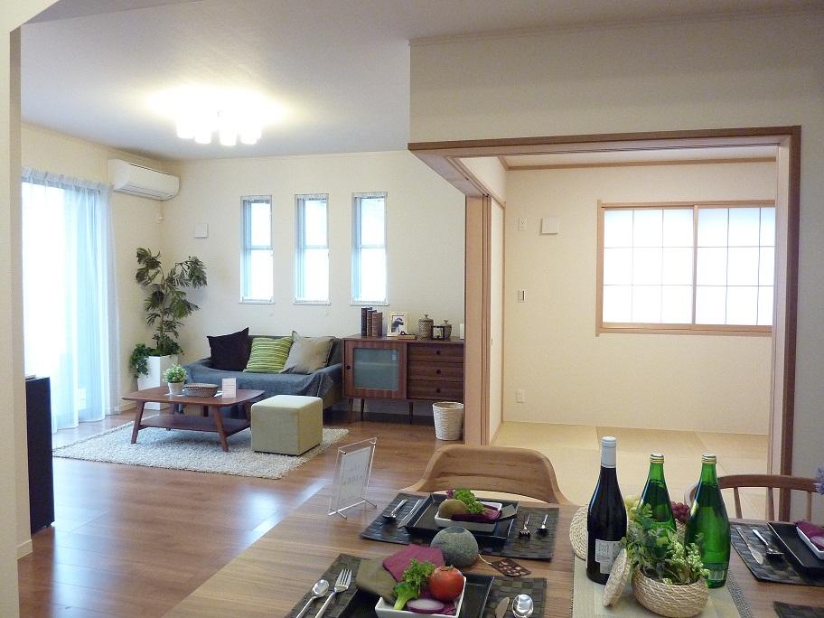 Living. 1 Building Living ・ Japanese-style room (2013 September shooting) To located in the southwest corner lot, Sunny! Bright space.