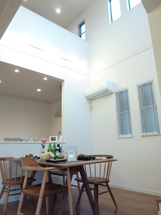 Non-living room. Dining and upper atrium (2013 October shooting) To a certain sense of open space.