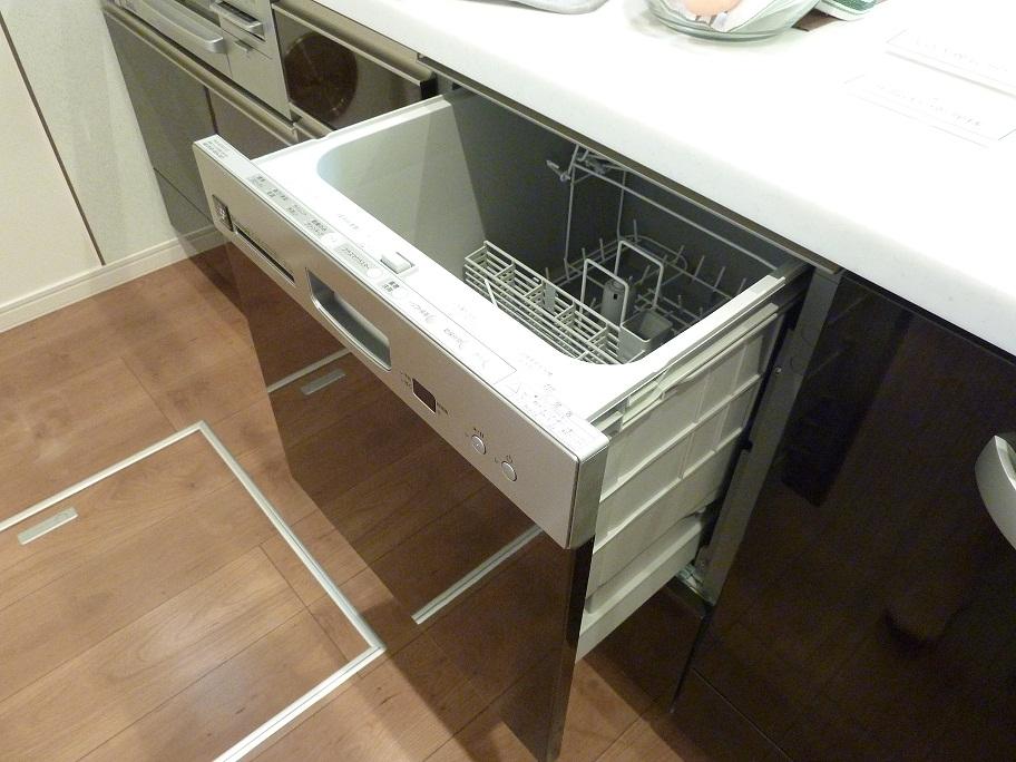 Other Equipment. Dish washing dryer also has been installed in a standard. (Other, LD hot water floor heating and water purification function with faucet will also be a standard installation. ) It will be convenient lifestyle of your family also.