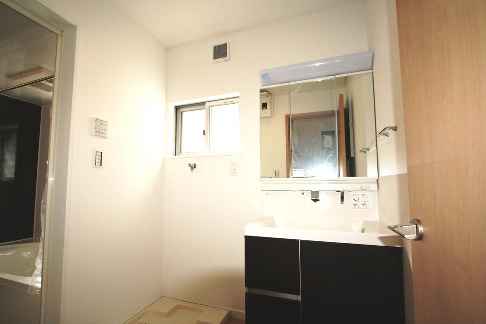 Wash basin, toilet. Indoor (11 May 2013) Shooting