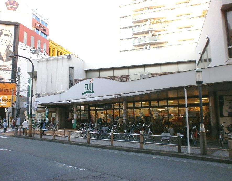 Supermarket. Fuji until Sagamiono shop 832m