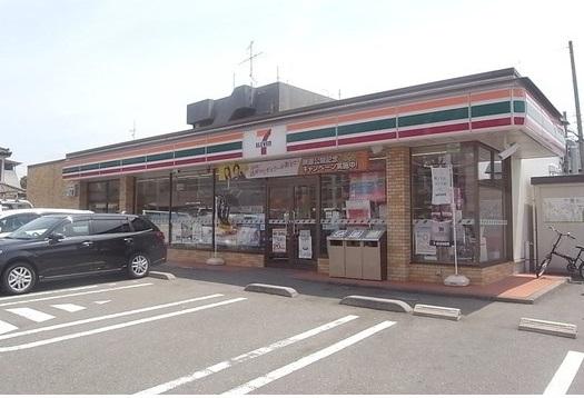 Convenience store. Until the Seven-Eleven 350m